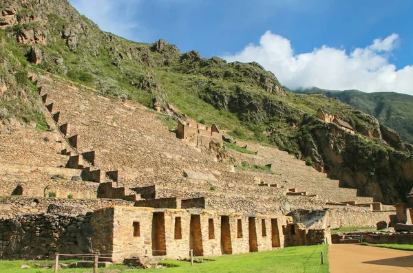 Terasy z Pumatallis na Inca pevnost Ollantaytambo, Peru — Stock fotografie