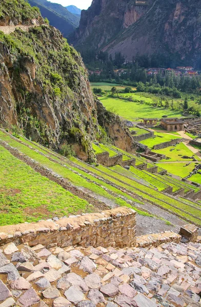 Teraszok és Pumatallis, az inka erőd Ollantaytambo, Pe-ben — Stock Fotó