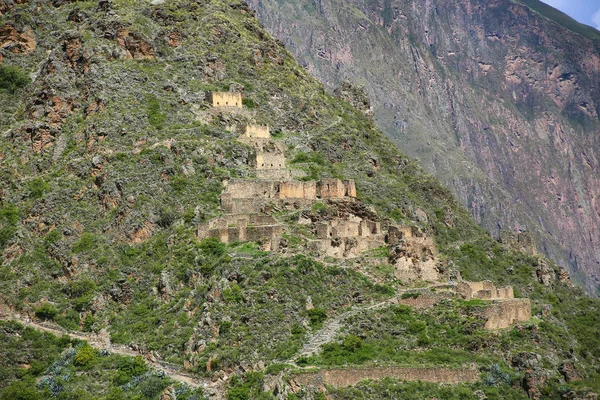 Inca storehouses on the hill surrounding Ollantaytambo, Peru — Stock Photo, Image