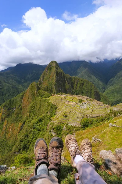 Par vandrare vilar på Machu Picchu förbise i Peru — Stockfoto