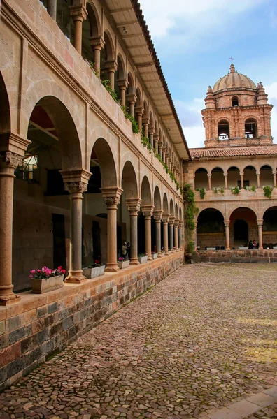 Binnenplaats van klooster van Santo Domingo in Koricancha complex, Cus — Stockfoto