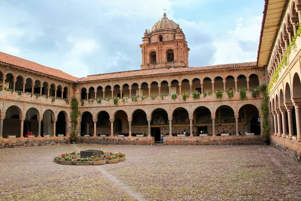 Dziedziniec klasztoru Santo Domingo w kompleksie Koricancha, Cus — Zdjęcie stockowe