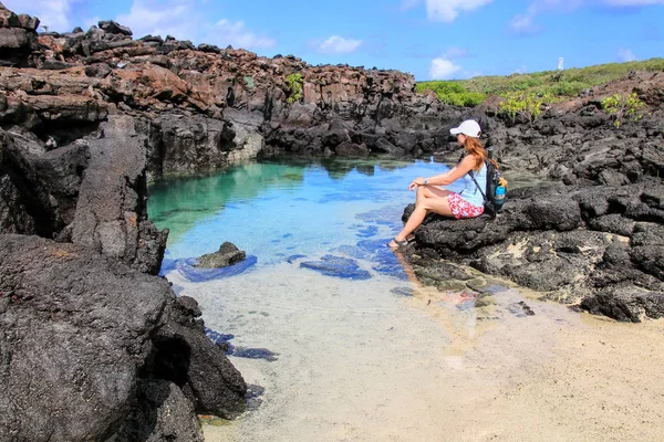 Mujer joven descansando cerca de una pequeña laguna, Isla Genovesa en Galapa — Foto de Stock