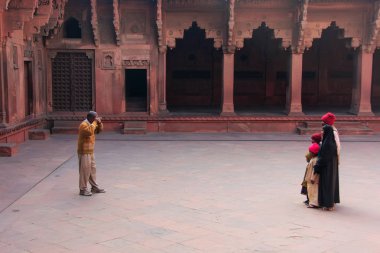 Agra, Hindistan - 29 Ocak: Jahangiri Ma kimliği belirsiz kişi ziyaret