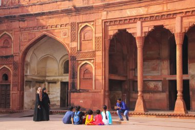 Agra, Hindistan - 7 Kasım: Jahangiri Ma kimliği belirsiz kişi ziyaret