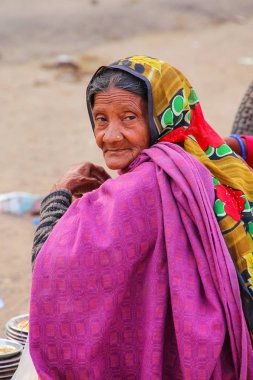 Amber, Hindistan - 13 Kasım: Kimliği belirsiz bir kadın oturur Amber F yakınındaki