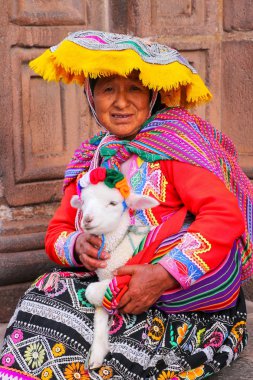 Cusco, Peru - 20 Ocak: Geleneksel dres kimliği belirsiz kadın