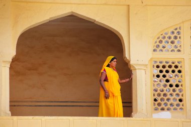 Amber, Hindistan - 13 Kasım: Bir balco kimliği belirsiz bir kadın duruyor