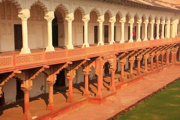 Agra, India - 29 januari: Colonnade wandelpad leidt tot Diwan-i- — Stockfoto