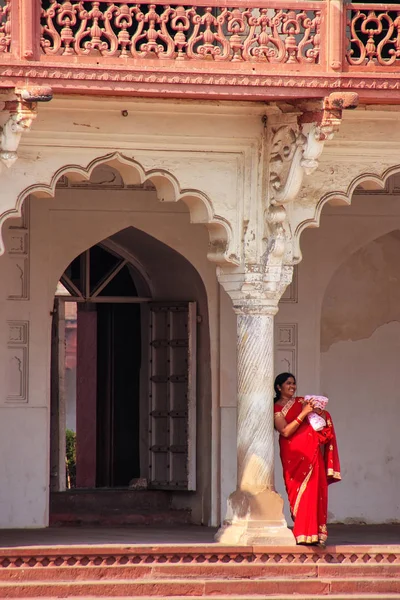 Agra, India - 29 januari: Onbekende vrouw staat in Anguri Ba — Stockfoto