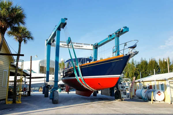 Florida, usa - märz 11: segelboot in einer schlinge in marinelager — Stockfoto