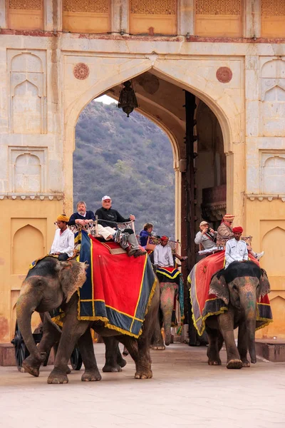AMBER, INDIA - 1 DE MARZO: Personas no identificadas montan eleph decorado — Foto de Stock