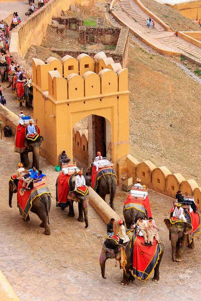 Bernstein, Indien - 1. März: Unbekannte reiten geschmückten Elefanten — Stockfoto