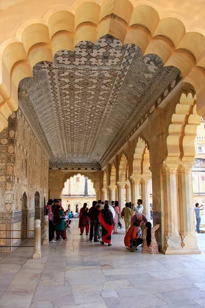 AMBER, INDIA - 1 MARZO: Jai Mandir (Palazzo degli Specchi) nel Forte di Ambra — Foto Stock