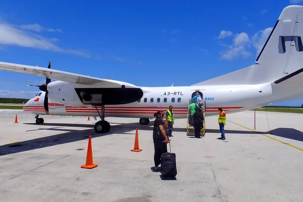 塔布，汤加-11 月 13 日︰ Realtonga 飞机在富阿阿莫图 — 图库照片