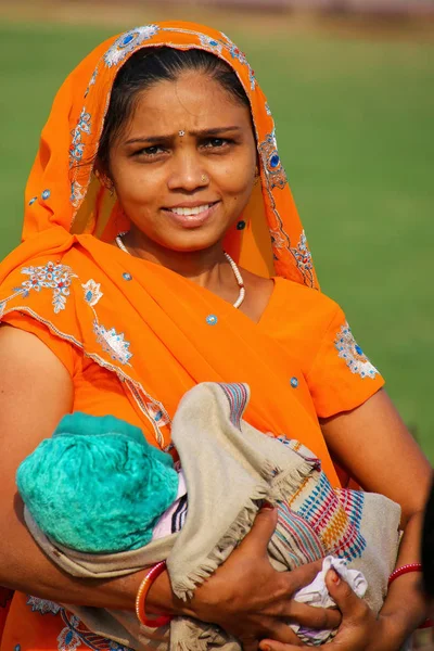 AGRA, INDIA - NOVEMBER 7: Unidentified woman with a baby stands — Stock Photo, Image