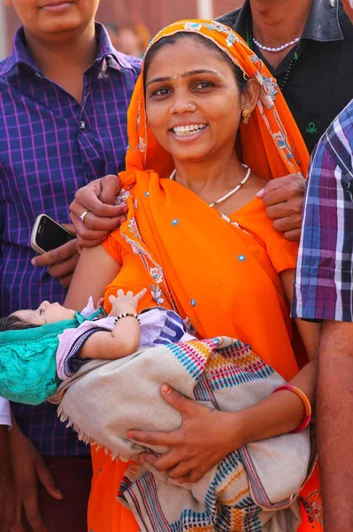 AGRA, INDIA - NOVEMBER 7: Unidentified woman with a baby stands — Stock Photo, Image