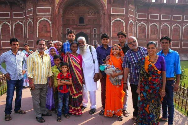 AGRA, INDIA - NOVEMBER 7: Unidentified people stand outside of J — Stock Photo, Image