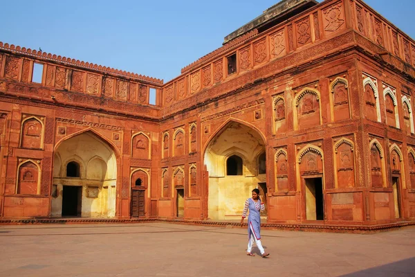 Agra, Indien - 7 November: Oidentifierad kvinna promenader i Jahangiri — Stockfoto