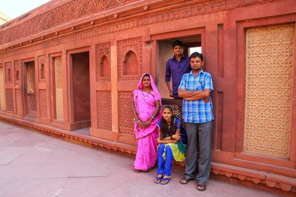 AGRA, INDIA - 7 DE NOVIEMBRE: Personas no identificadas visitan Jahangiri Ma — Foto de Stock