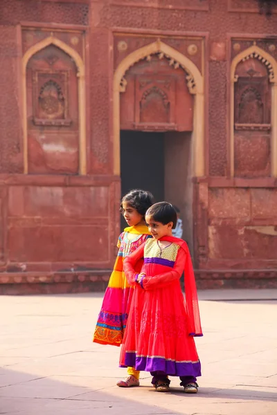 AGRA, INDIA - NOVEMBER 7: Unidentified girls walk in Jahangiri M — Stock Photo, Image