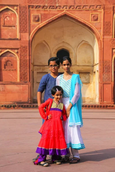 AGRA, INDIA - NOVEMBER 7: Unidentified children stand in Jahangi — Stock Photo, Image