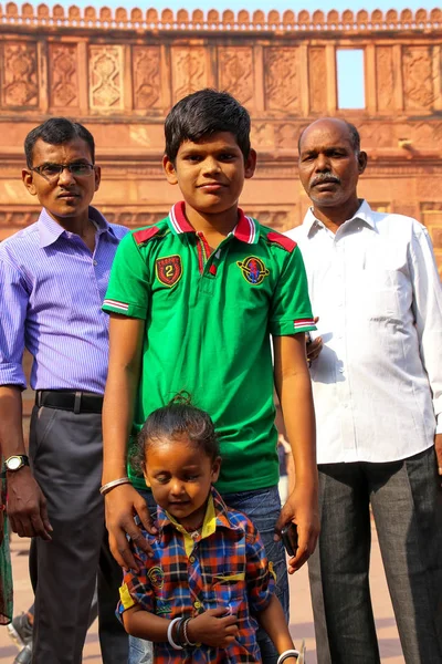 AGRA, INDIA - 7 DE NOVIEMBRE: Gente no identificada en Jahangiri —  Fotos de Stock