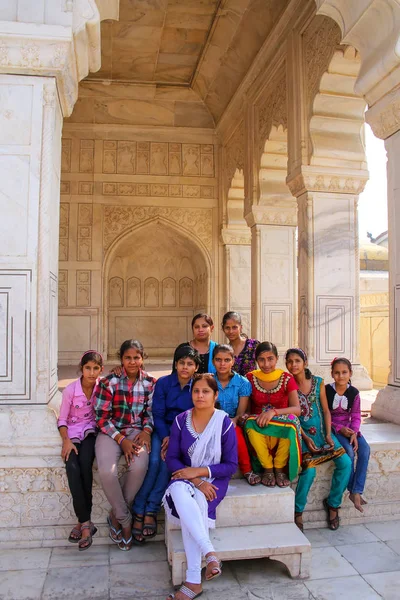 AGRA, INDIA - 7 DE NOVIEMBRE: Personas no identificadas se sientan en Khas Mahal —  Fotos de Stock