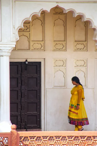 Agra, Indien - 7. November: Unbekannte Frau betritt Kolonnade — Stockfoto