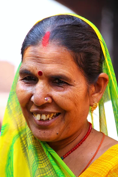 АГРА, Индия - 7 НОЯБРЯ: Неопознанная женщина (портрет) посещает A — стоковое фото