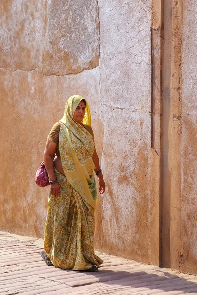 AGRA, ÍNDIA - NOVEMBRO 7: Mulher não identificada caminha no Forte de Agra — Fotografia de Stock