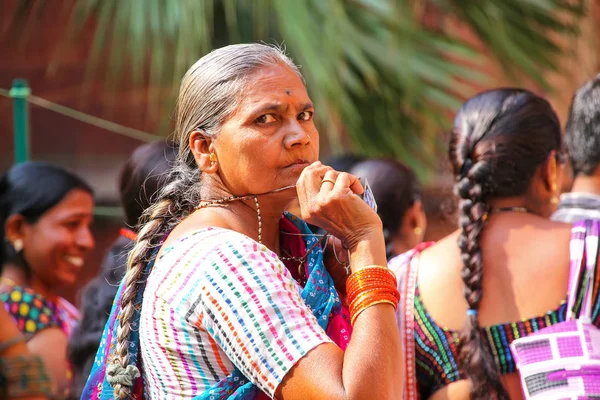 AGRA, INDIA - 7 DE NOVIEMBRE: Mujeres no identificadas visitan el Fuerte Agra —  Fotos de Stock