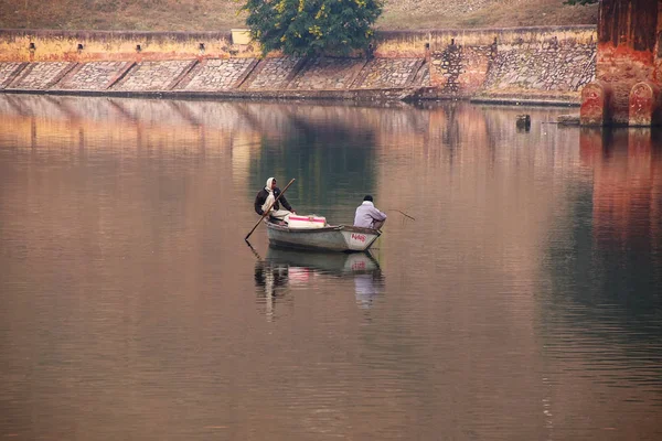 AMBER, INDIA - 13 NOVEMBRE: Uomini non identificati pescano nel lago di Maota — Foto Stock