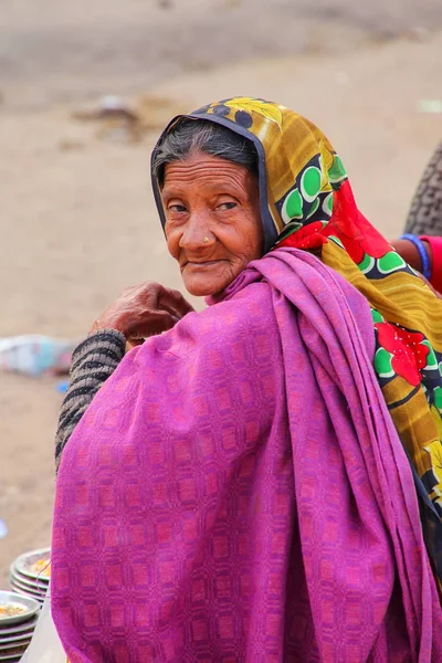 AMBER, INDIA - 13 DE NOVIEMBRE: Mujer no identificada se sienta cerca de Amber F — Foto de Stock