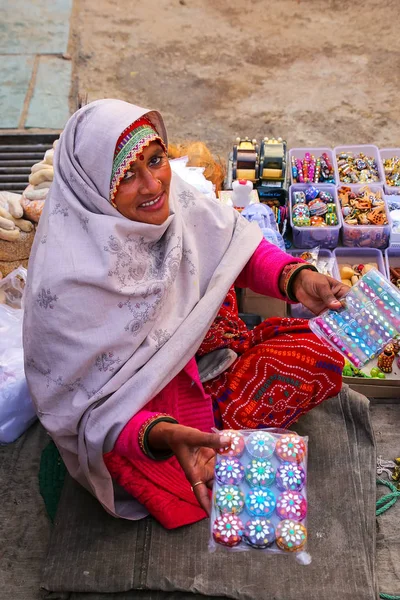 琥珀色，印度-11 月 13 日︰ 身份不明的女子卖纪念品我 — 图库照片