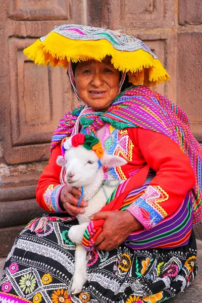 CUSCO, PERÚ - 20 DE ENERO: Mujer no identificada en el dres tradicional — Foto de Stock