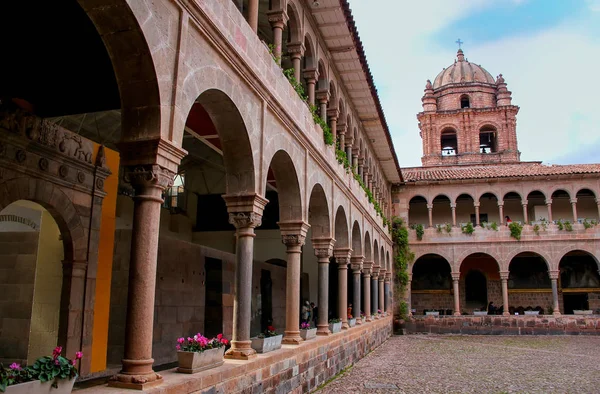 Куско, Перу - 20 січня: Подвір'ї монастиря Санто-Домінго — стокове фото