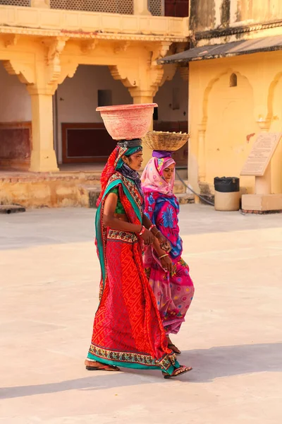 AMBER, INDIA - NOVEMBER 13: Unidentified women walk with pots on — Stock Photo, Image