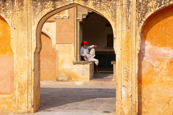 琥珀色，印度-11 月 13 日︰ 身份不明的男子坐在第四节 — 图库照片