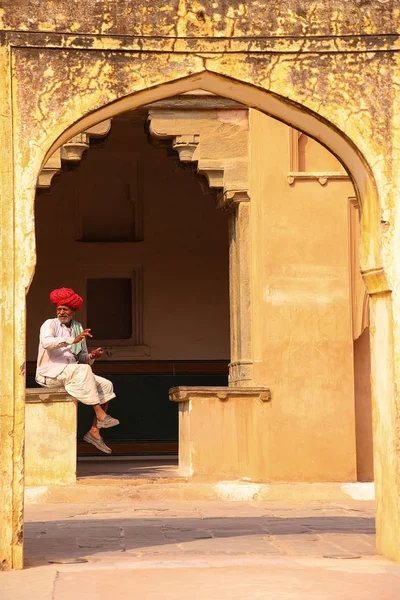 AMBER, INDIA - NOVEMBER 13: Unidentified man sits in the fourth — Stock Photo, Image