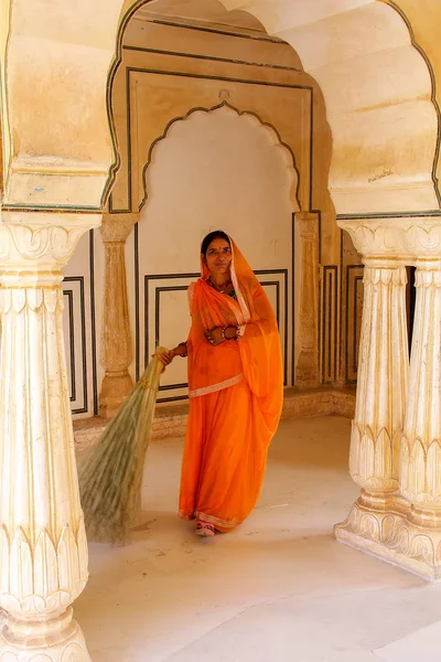AMBER, INDIA - NOVEMBER 13: Unidentified woman sweeps in Sattais — Stock Photo, Image
