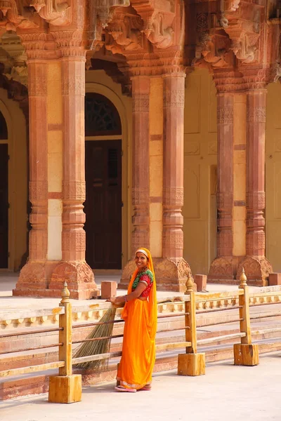 琥珀色，印度-11 月 13 日︰ 身份不明的女子扫附近滴丸 — 图库照片