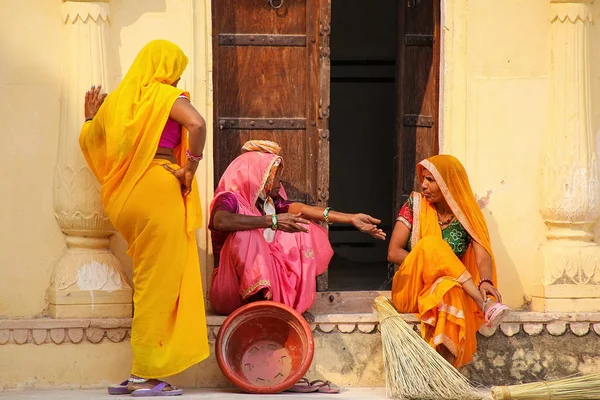 AMBER, INDIA - 13 DE NOVIEMBRE: Mujeres no identificadas descansan en el secon —  Fotos de Stock