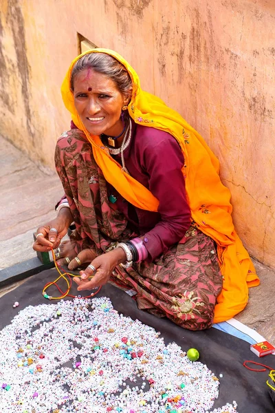 Amber, Hindistan - 13 Kasım: Kimliği belirsiz bir kadın yapar kolye ben — Stok fotoğraf