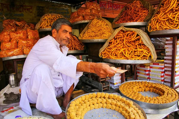 琥珀色，印度-11 月 13 日︰ 身份不明的男子卖小吃附近 — 图库照片