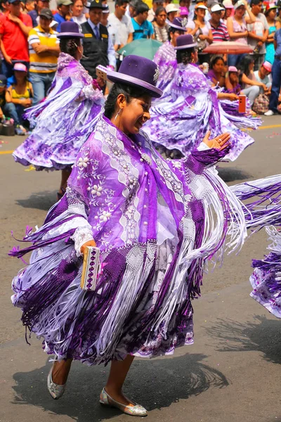 Lima, Peru-Şubat 1: Kimliği belirsiz kadın gerçekleştirmek Festiva sırasında — Stok fotoğraf
