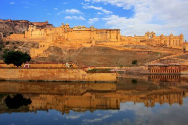 Amber Fort Maota göl kenarında Jaipur, Rajasthan, Hindistan yansıması