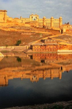 Amber Fort Maota göl kenarında Jaipur, Rajasthan, Hindistan yansıması
