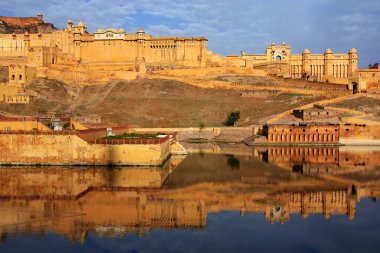 Amber Fort Maota göl kenarında Jaipur, Rajasthan, Hindistan yansıması