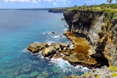 Tonga Güney shore Tongatapu adasında uçurumlarda